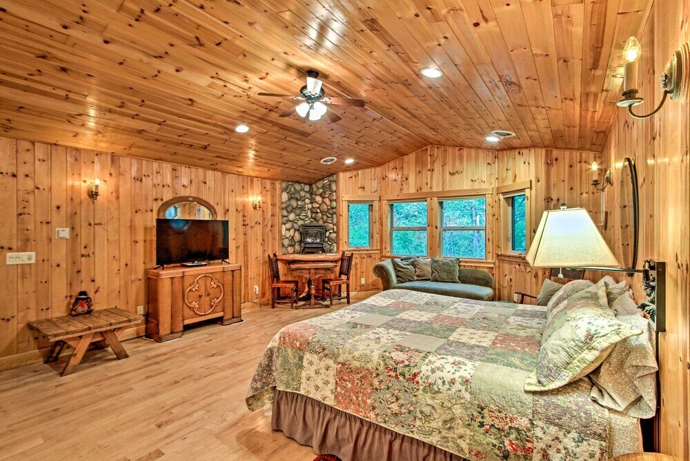 Фото Cabin + Studio: 5 Mi to Mt Rainier Nat'l Park