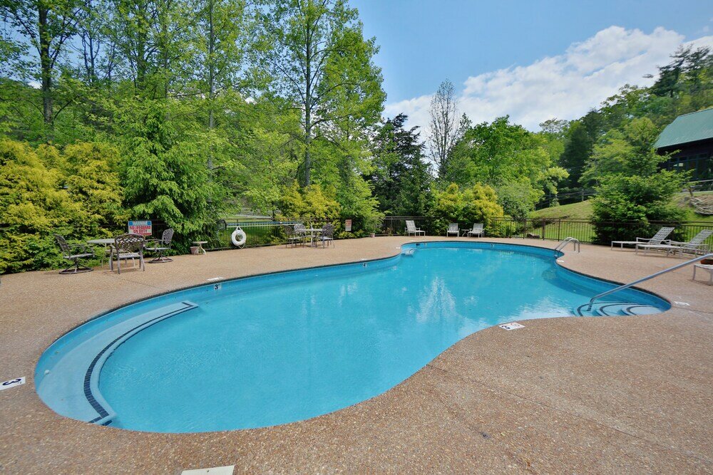 Фото Majestic Manor - Five Bedroom Cabin