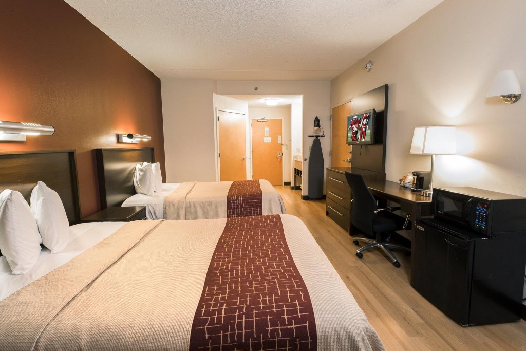 Фото Red Roof Inn Plus+ Long Island - Garden City