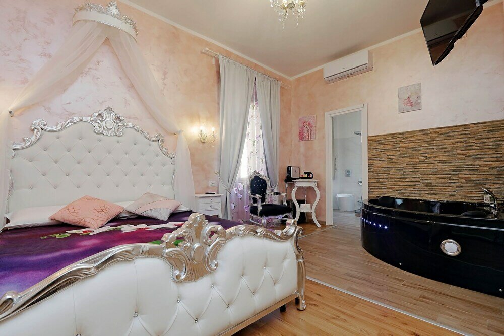 Фото Chilling Hot Tub Suite