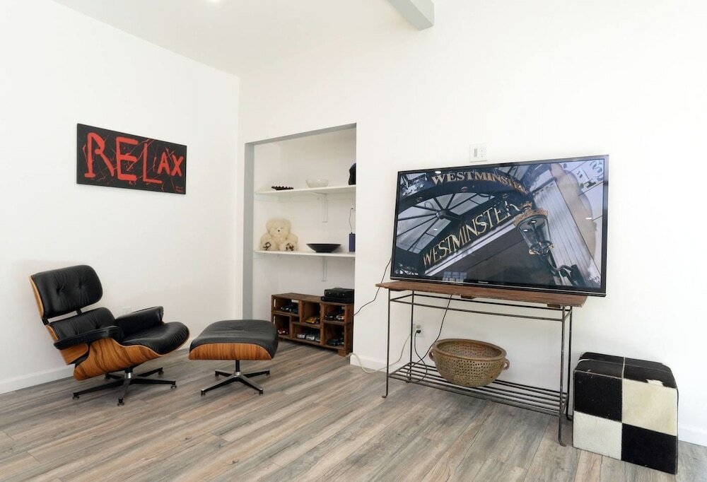 Фото Spacious House on Melrose w Private Backyard Gym