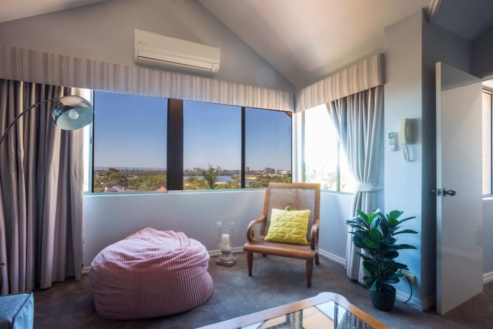 Фото Character 3 Bedroom Home With Pool and Balcony