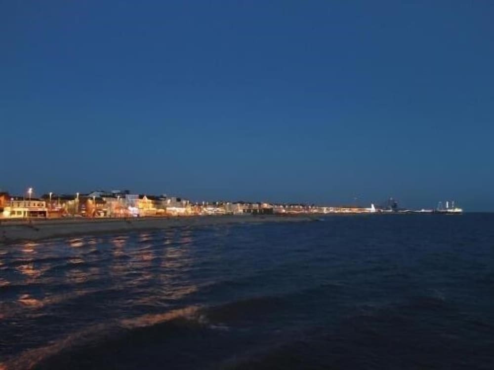 Фото The New Royal Windsor Hotel