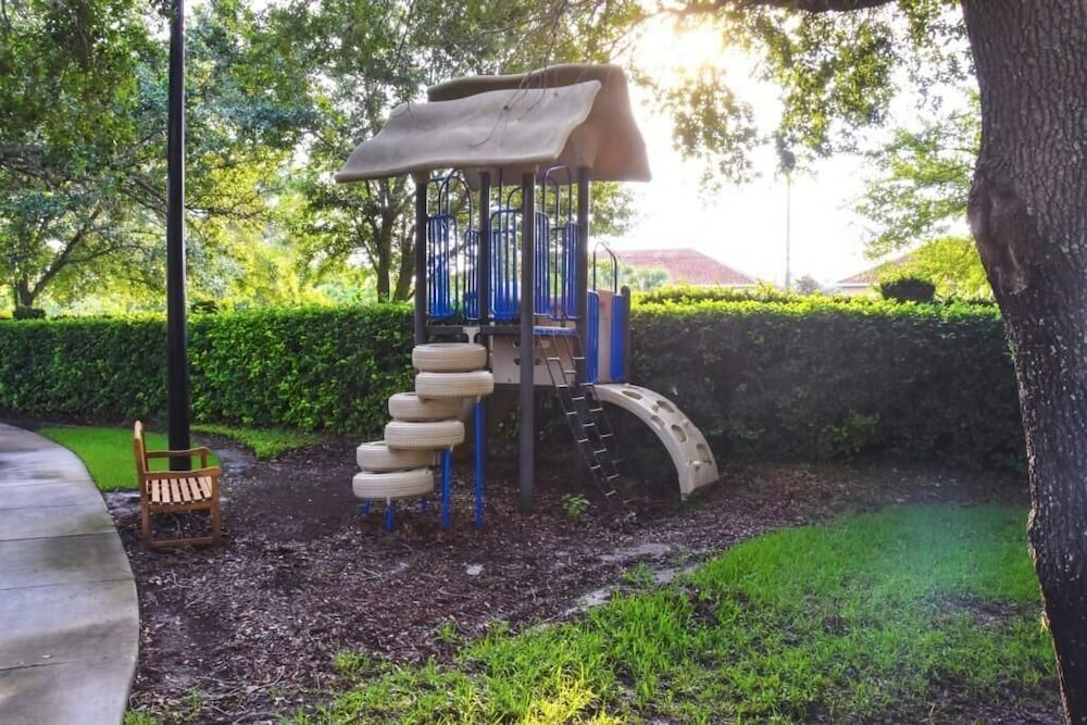 Фото Lucaya 3 Bedroom 2 Bath Townhome With Flat Screen TV