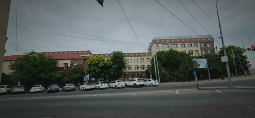 Жасырын ұйықтап жатқан жалаңаш қарау