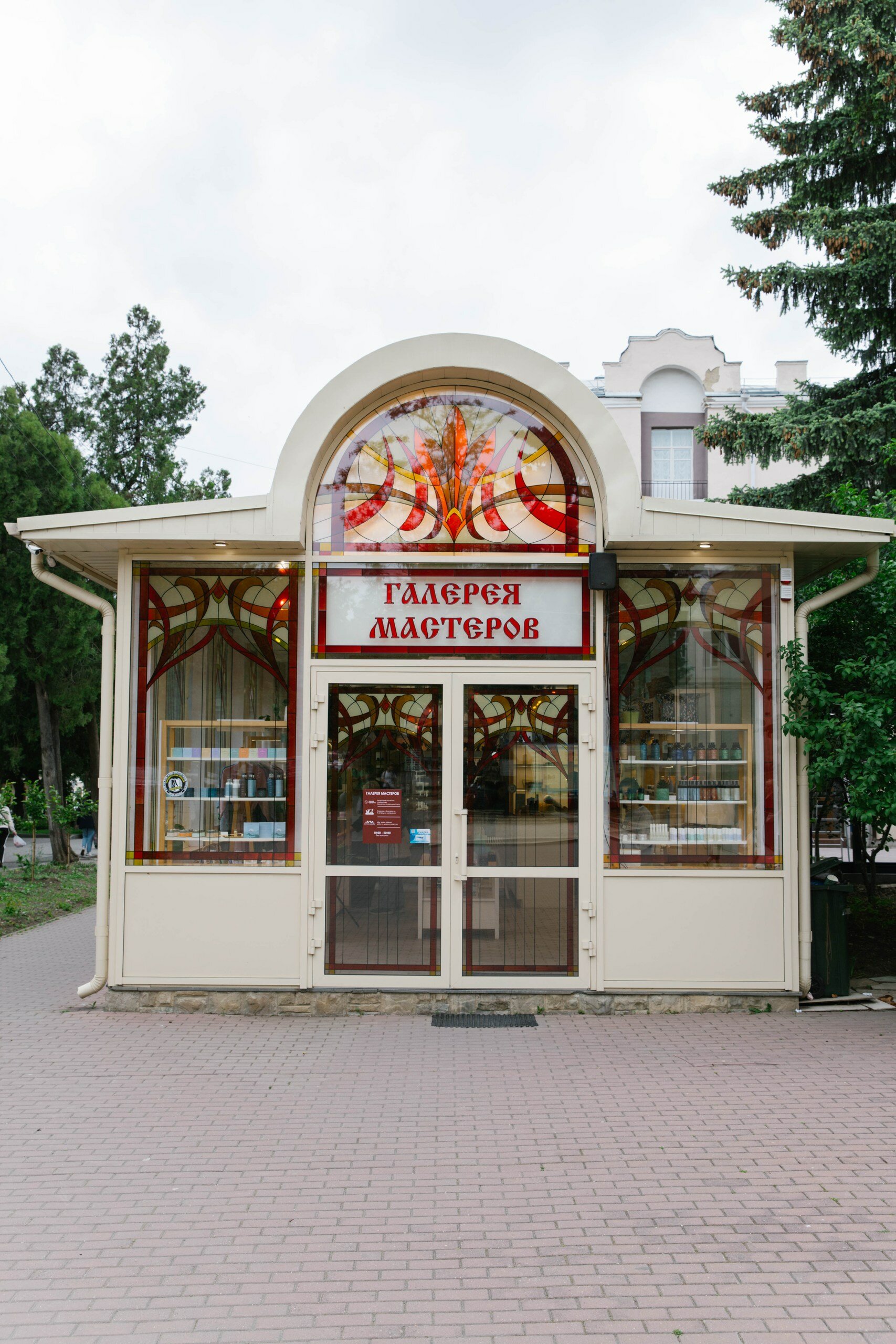 Порно жұлдыз Кейтс Playground кеудесін көрсетеді