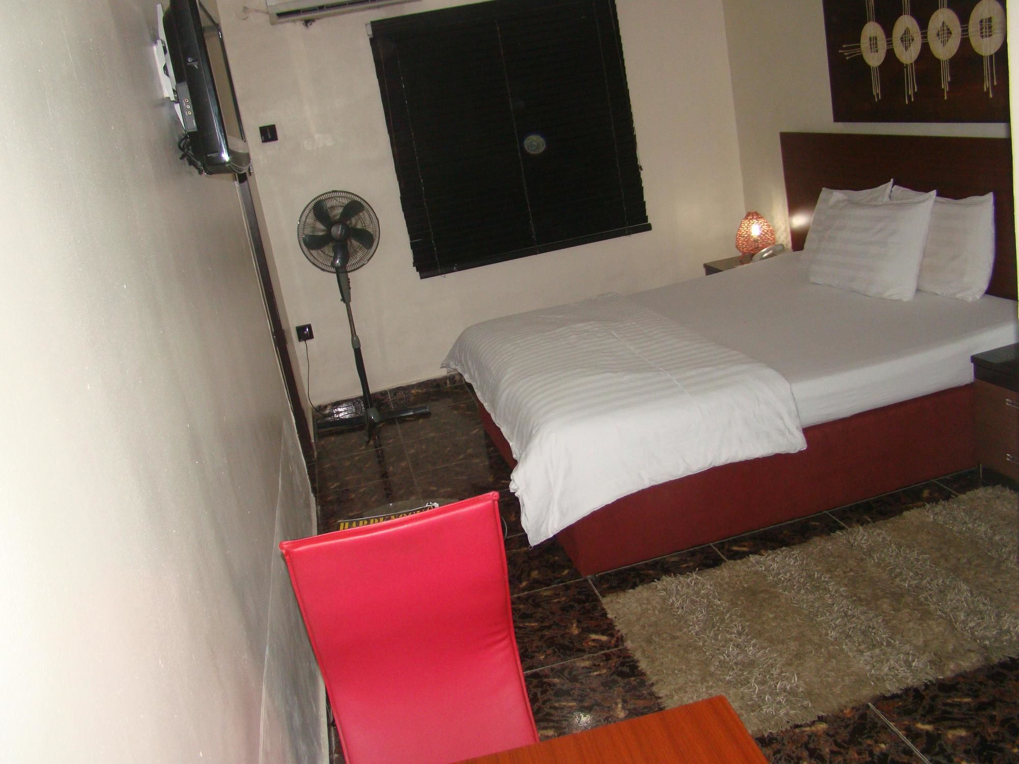 Фото Charlies Place And Suite