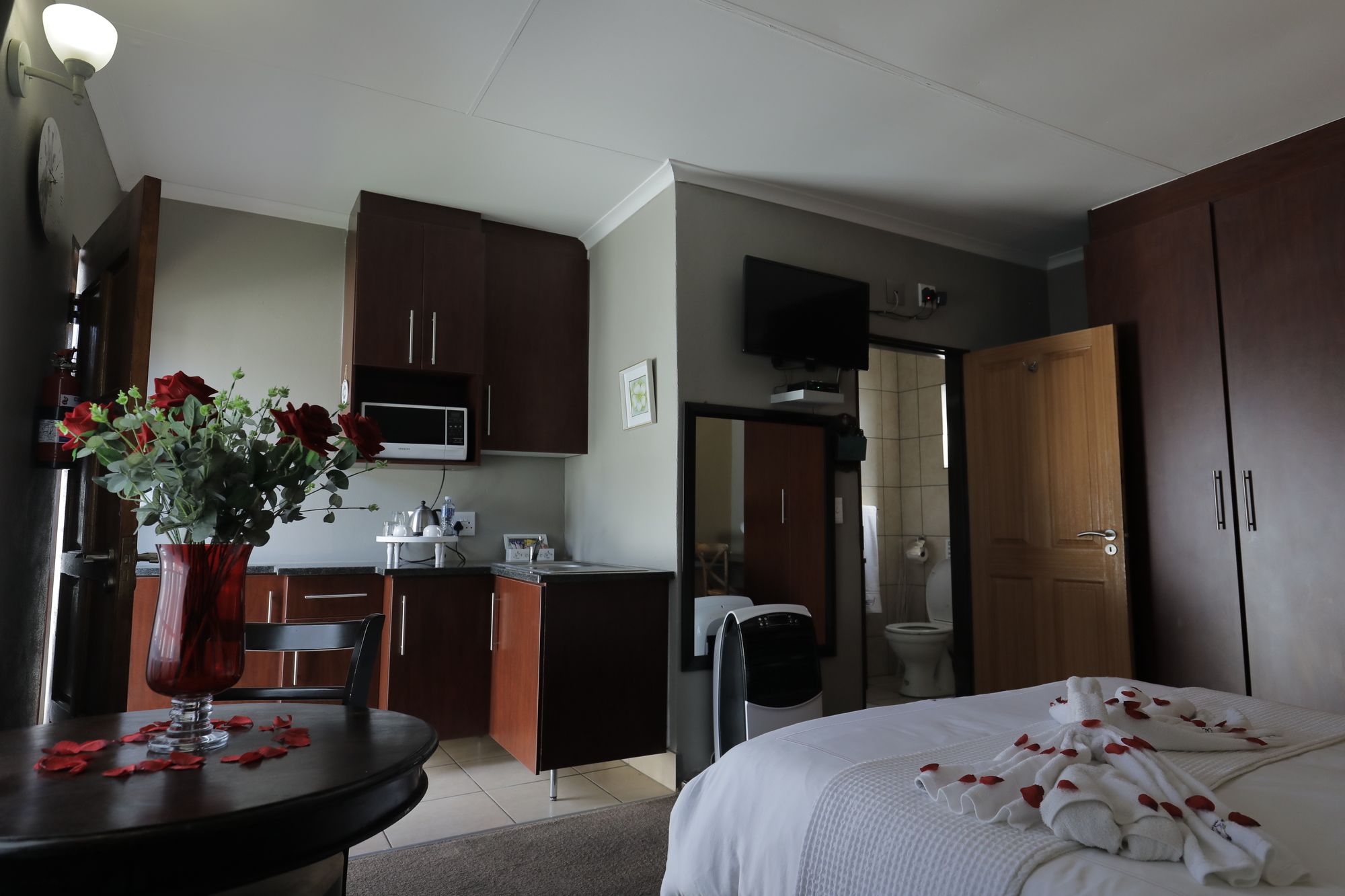 Фото Ledumo Lodge