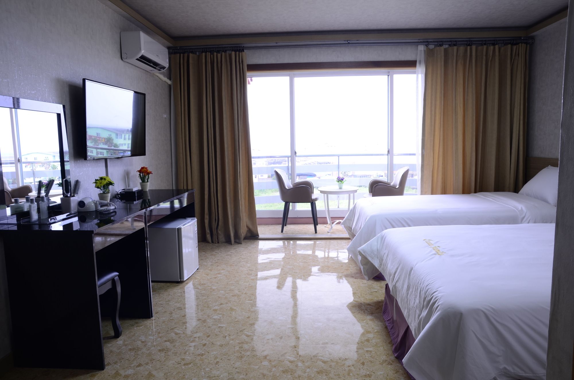 Фото Jeju Ocean Family Hotel