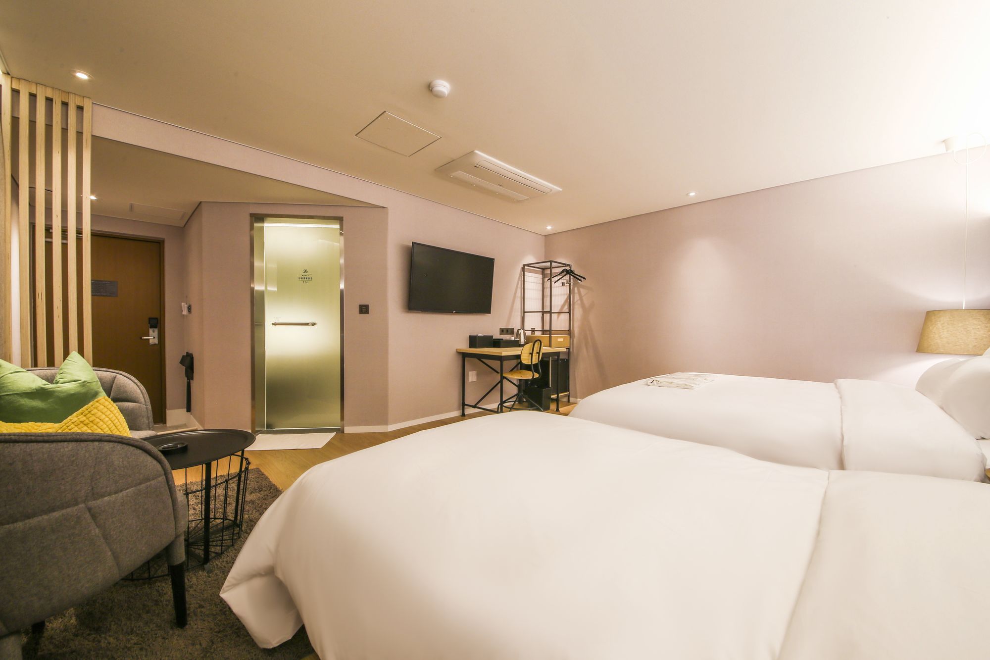 Фото Hotel Londoner Yongwon
