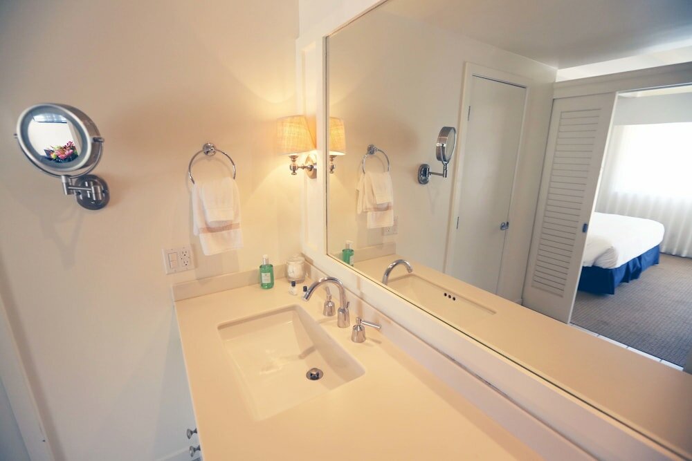 Фото The Pavilion Hotel