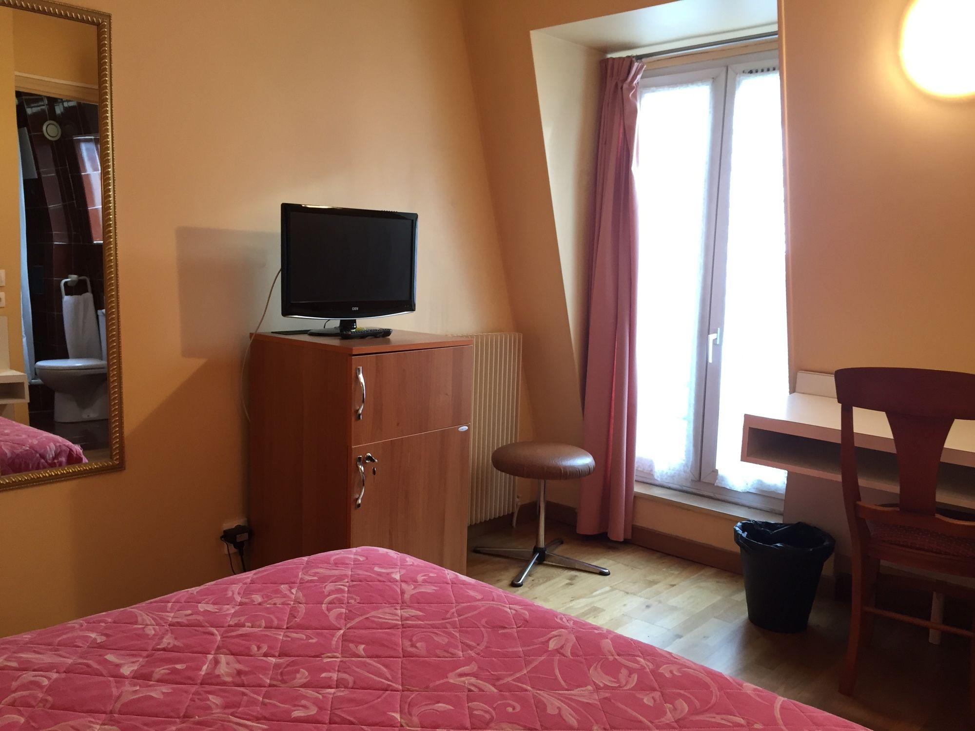 Фото Hôtel des Pyrénées