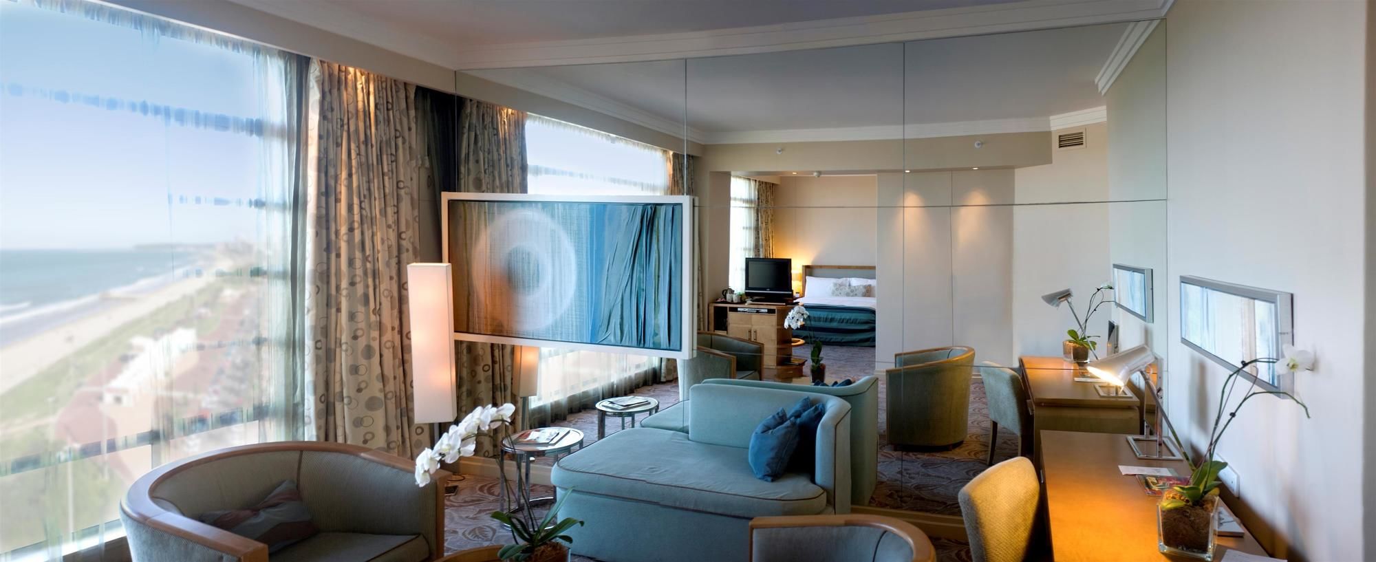 Фото Suncoast Hotel & Towers 