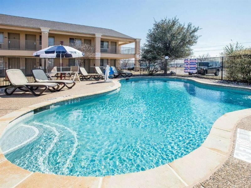 Фото Days Inn by Wyndham McKinney