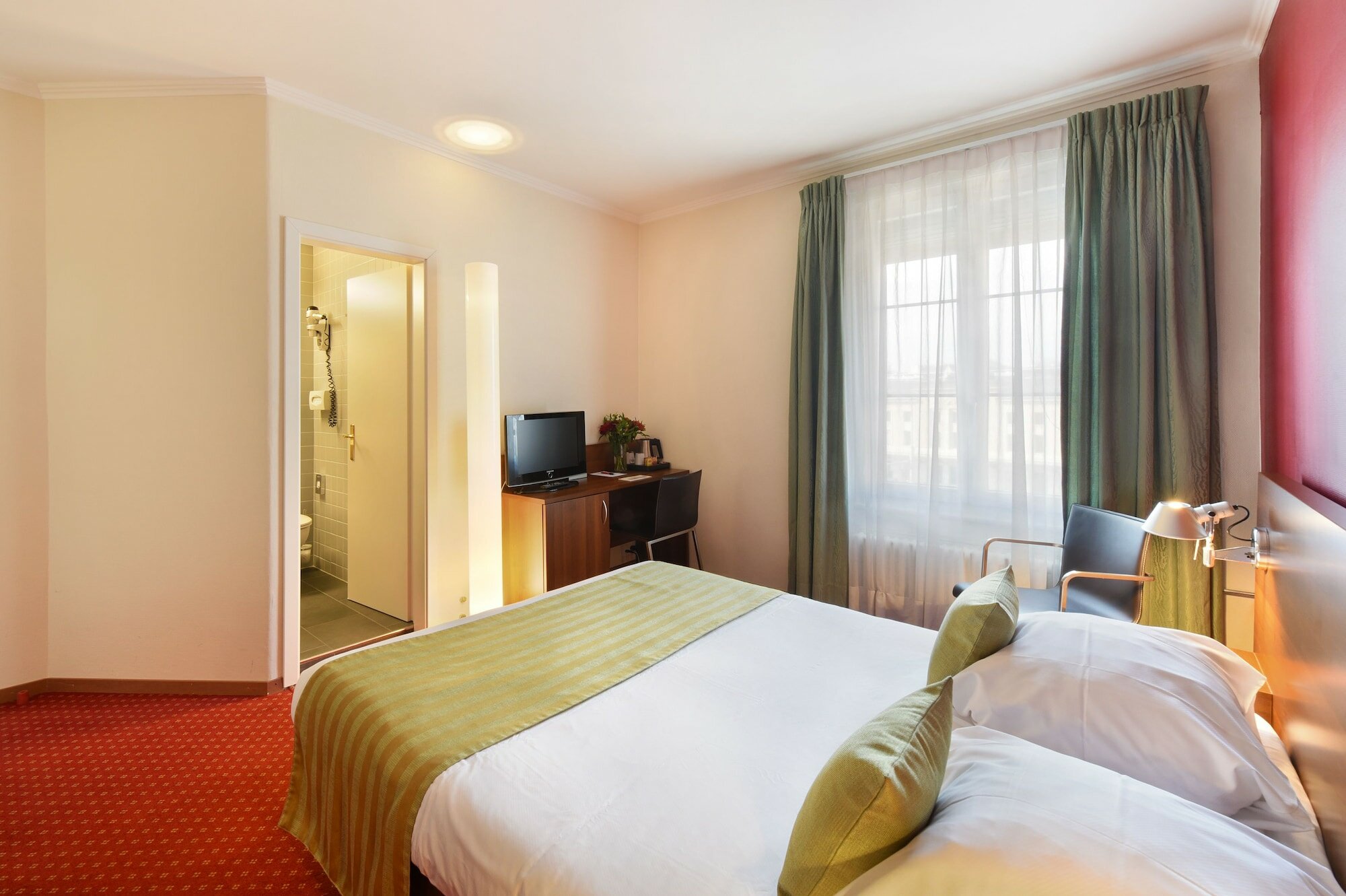 Фото отеля 2