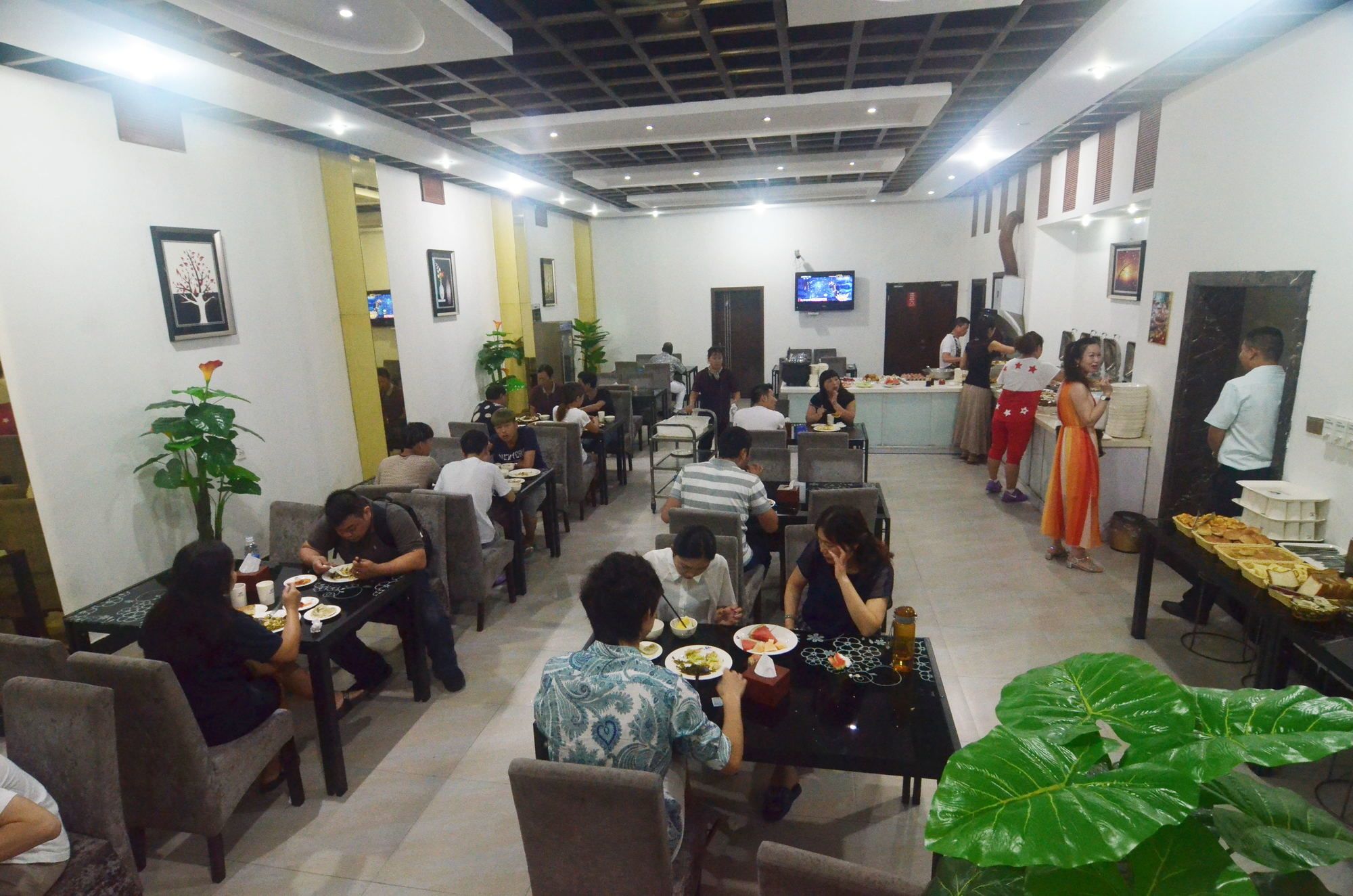 Фото Yiwu Yuejia Hotel