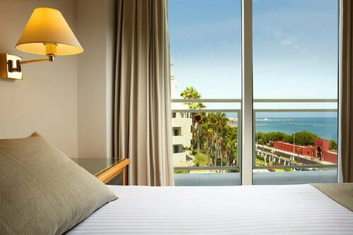 Гостиница Hotel Las Arenas, Affiliated by Meliá в Торремолиносе