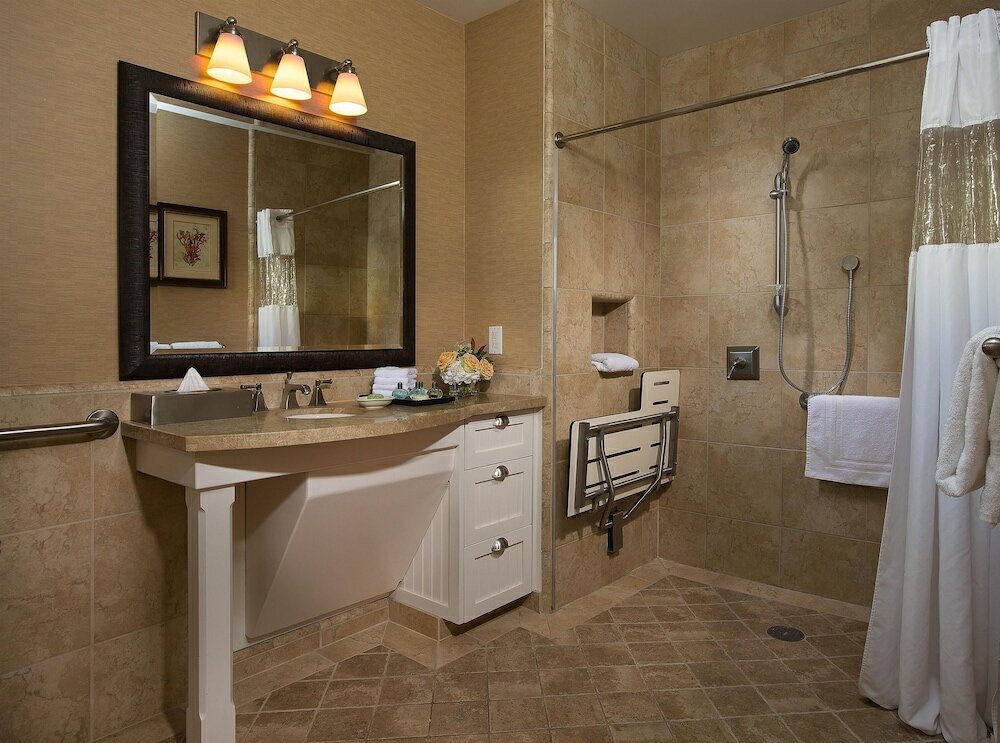 Фото West Beach Inn, a Coast Hotel