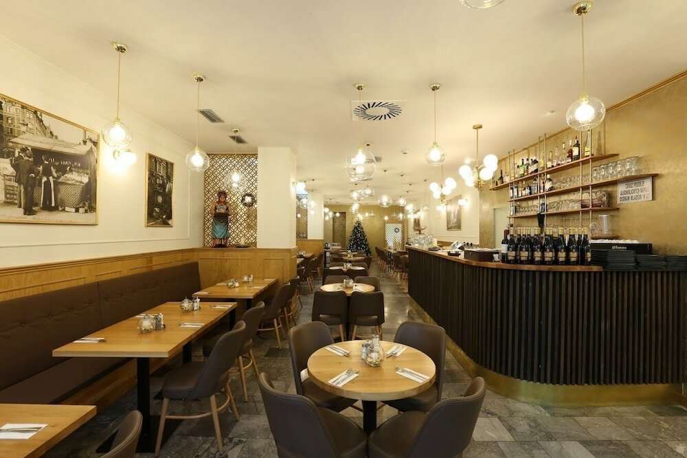 Фото At The Old Lady