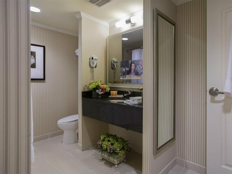 Фото Salem Waterfront Hotel & Suites