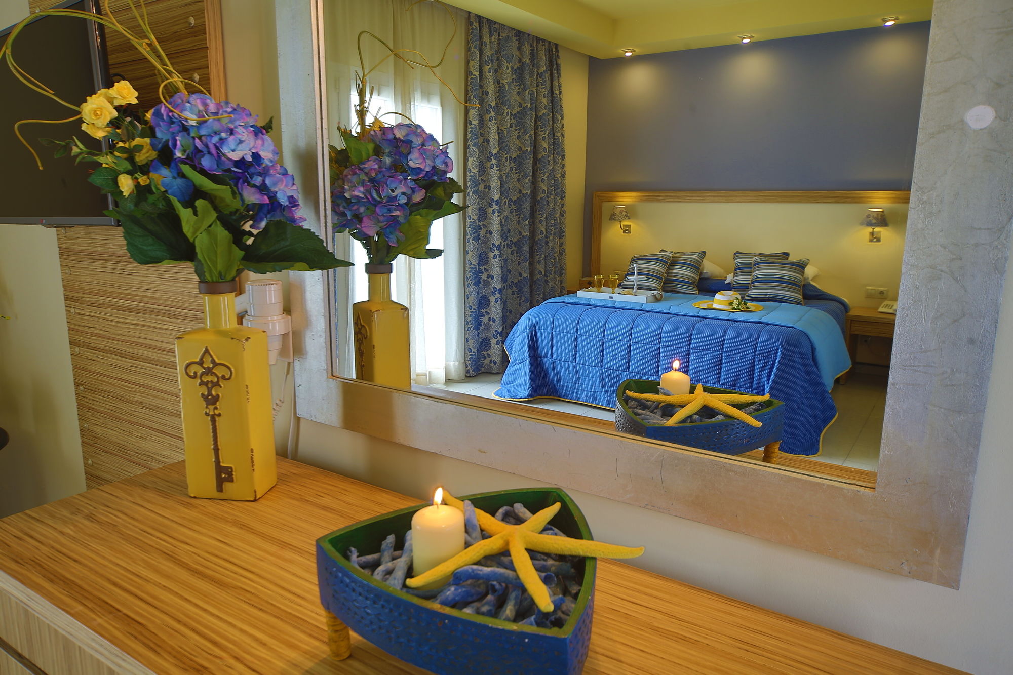 Фото Dolphin Bay Hotel