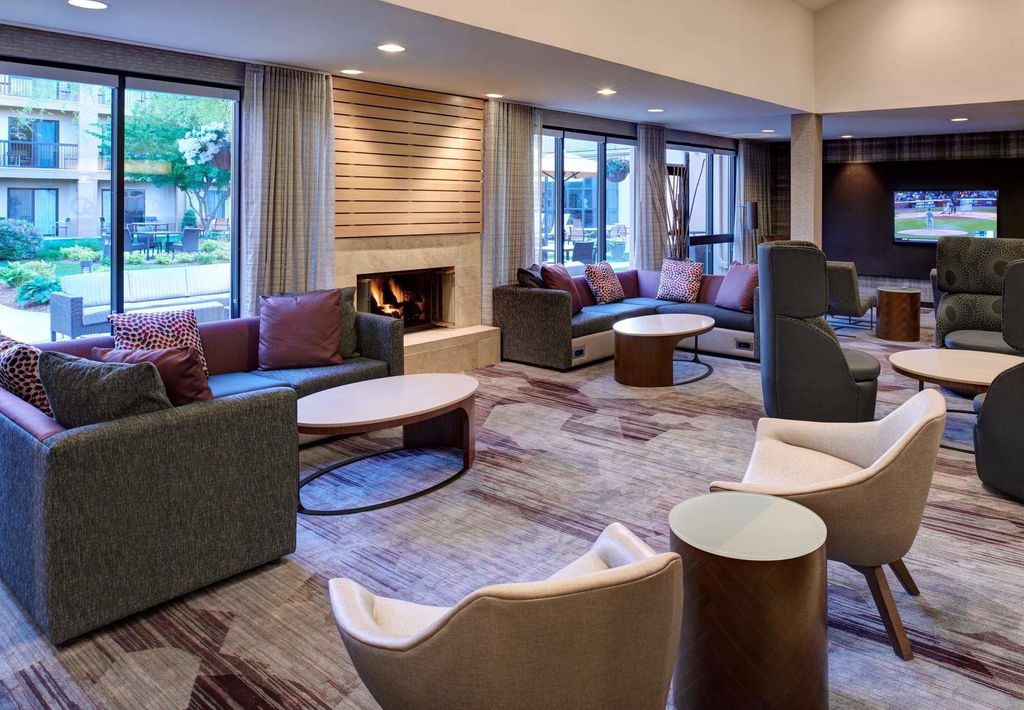 Фото Courtyard by Marriott Des Moines West Clive