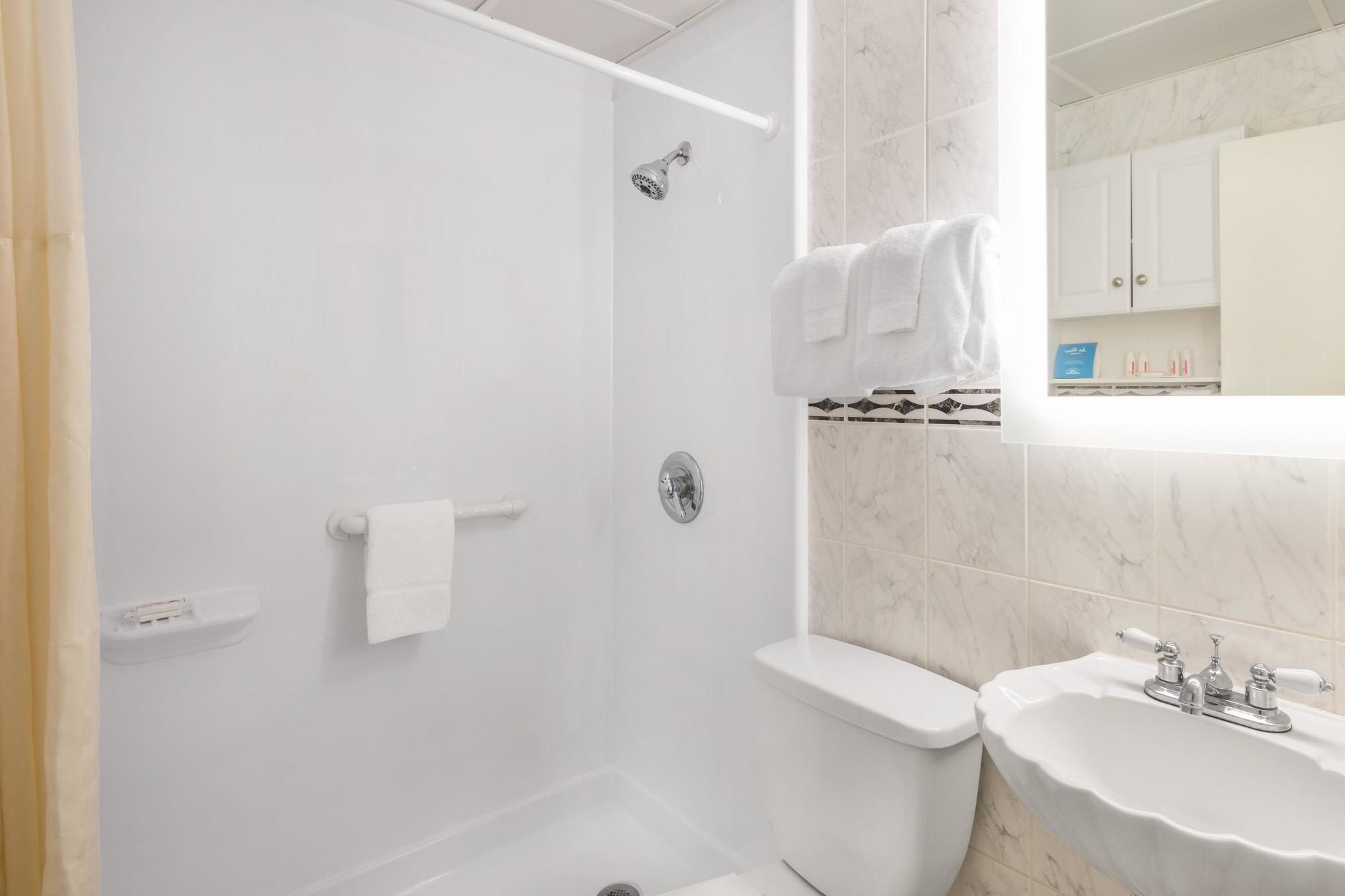 Фото Howard Johnson by Wyndham Ocean City Oceanfront