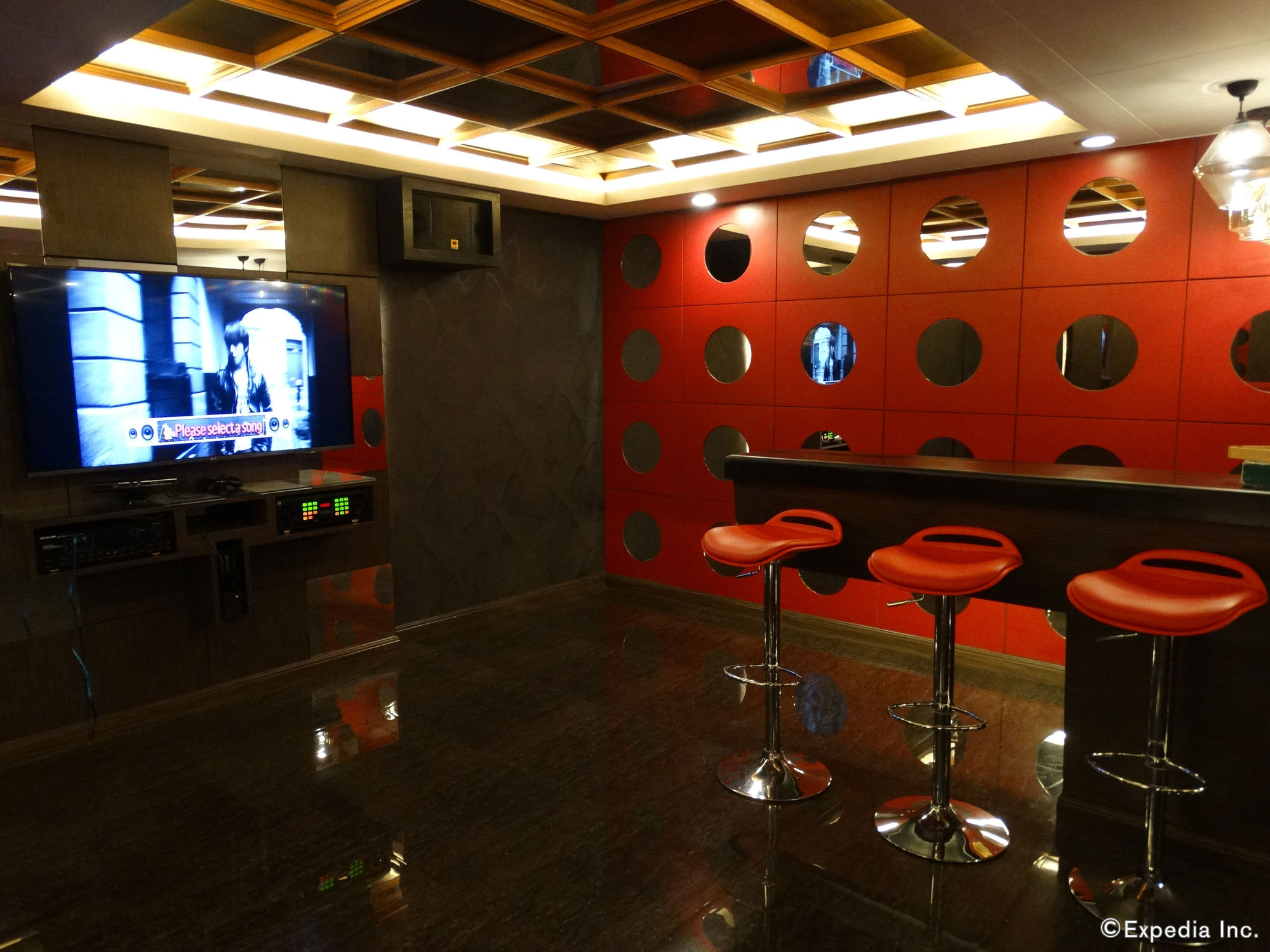 Фото Victoria Court Cuneta