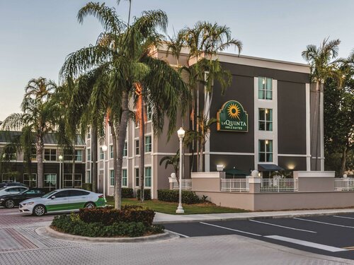 Гостиница La Quinta Inn & Suites by Wyndham Plantation at Sw 6th St в Плантейшене