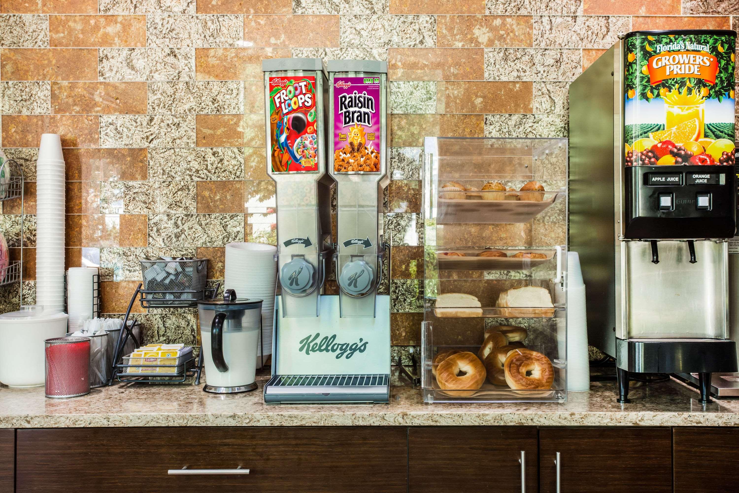 Фото Howard Johnson by Wyndham North Plainfield