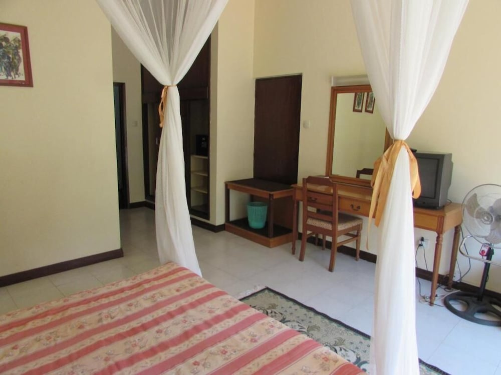 Фото The Equator Hotel