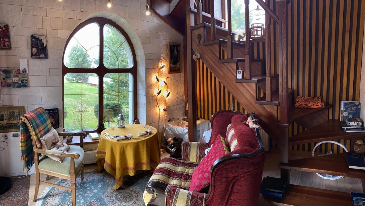 Фото Aston Martin Tower Art