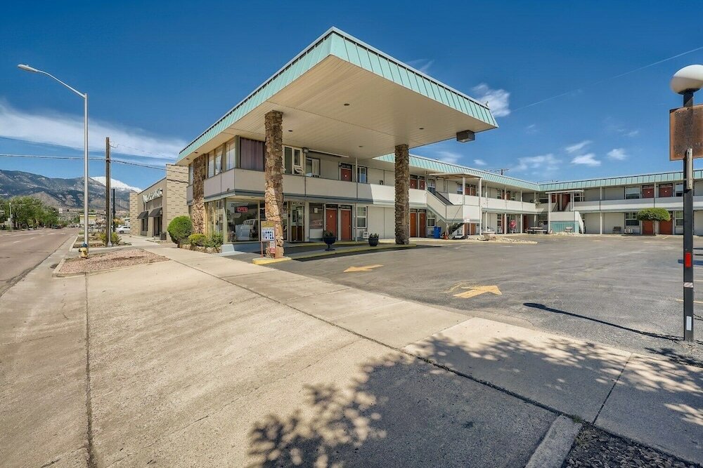 Фото Travelers Uptown Motel