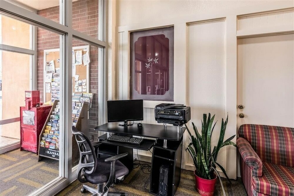 Фото Colby Inn and Suites