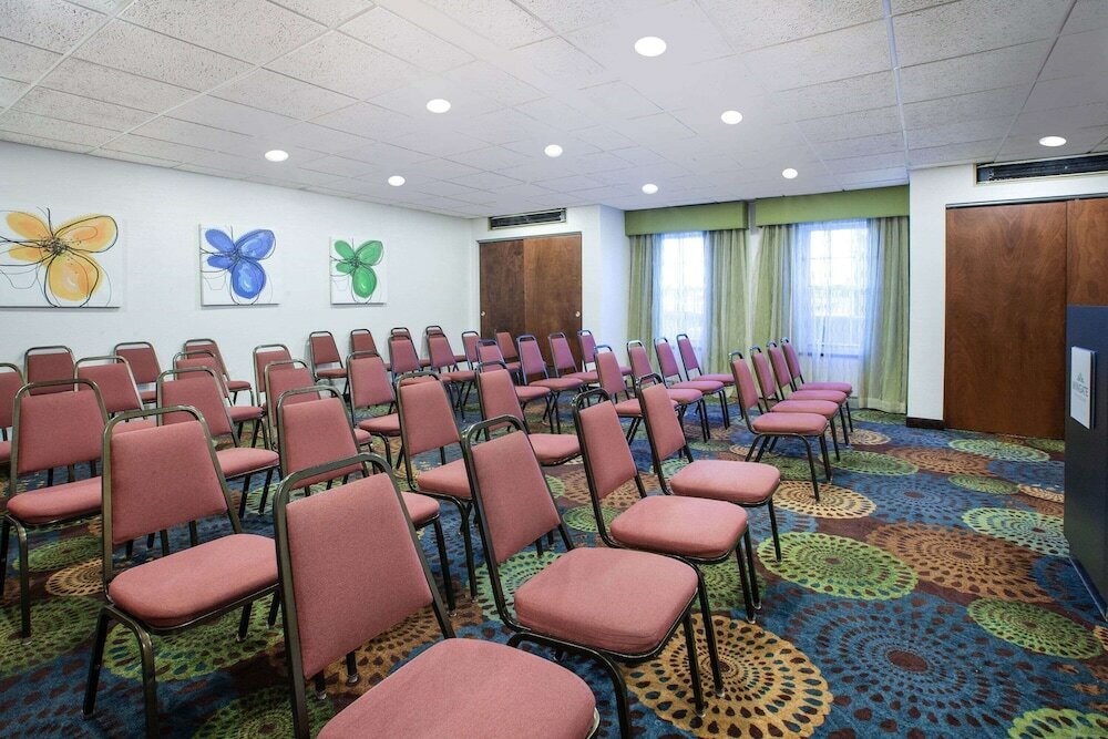 Фото Wingate by Wyndham Roseville/Detroit