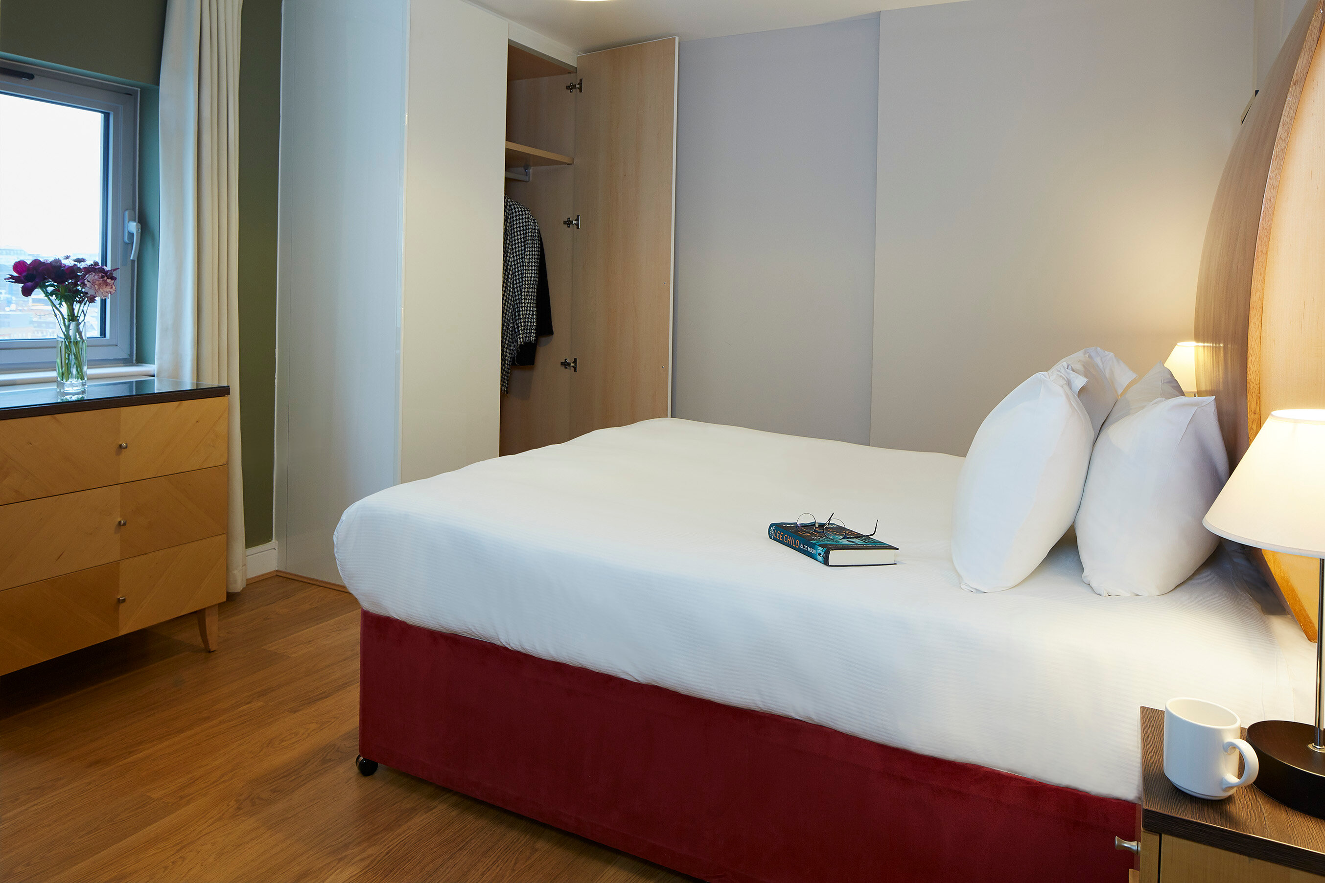 Фото Marlin Aldgate Tower Bridge