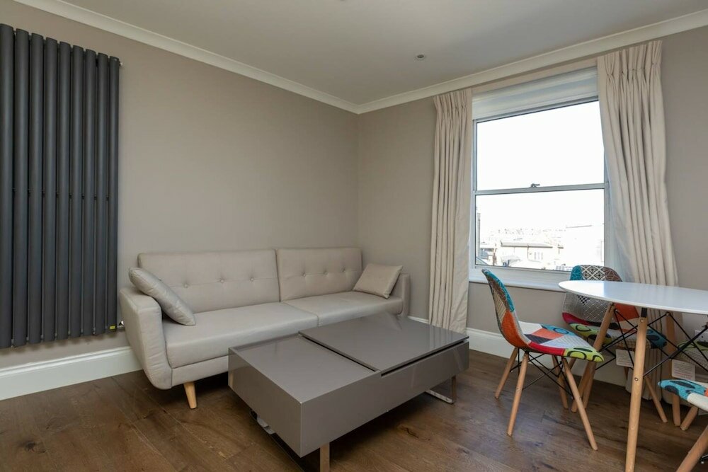 Фото Spacious & Pristine 2bd Flat - Balham