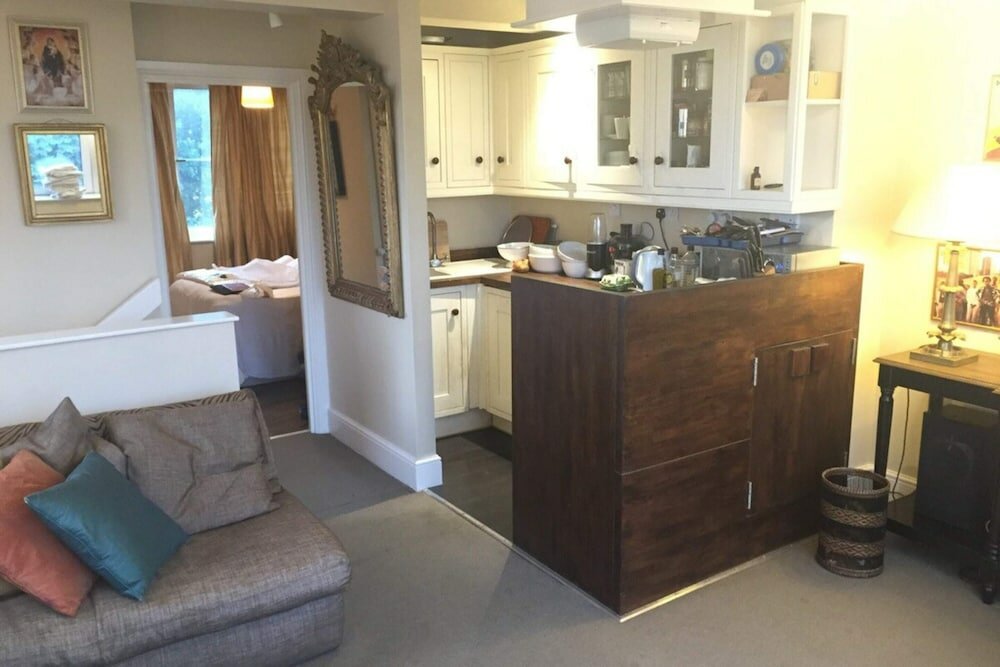 Фото Lovely 2 Bedroom on the Corner of Portobello Road