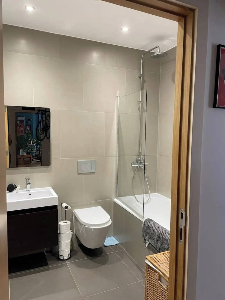 Фото Sleek 1bd Flat W/private Balcony - Denmark Hill!