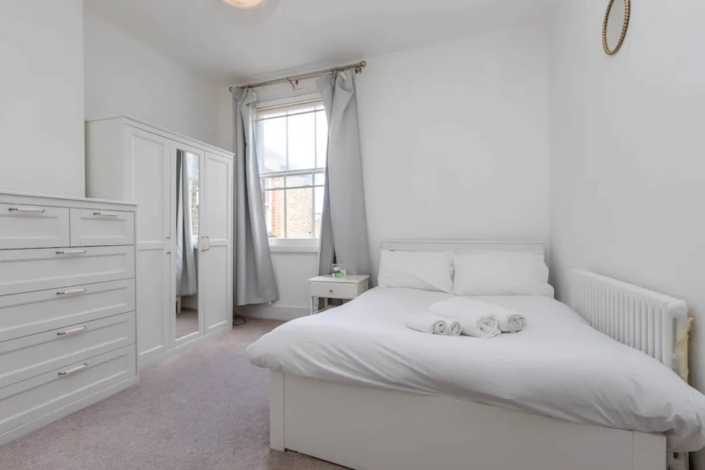 Фото Spacious 5 Bedroom Home in Camden