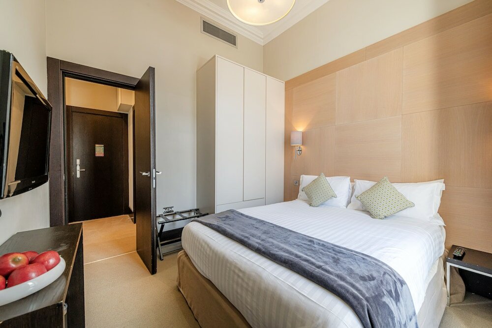 Фото 130 Queen's Gate Apartments