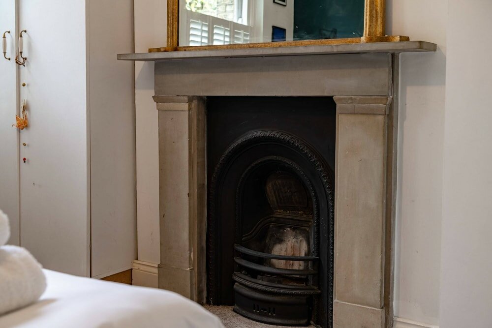 Фото Beautiful Two Bed Abode In South West London