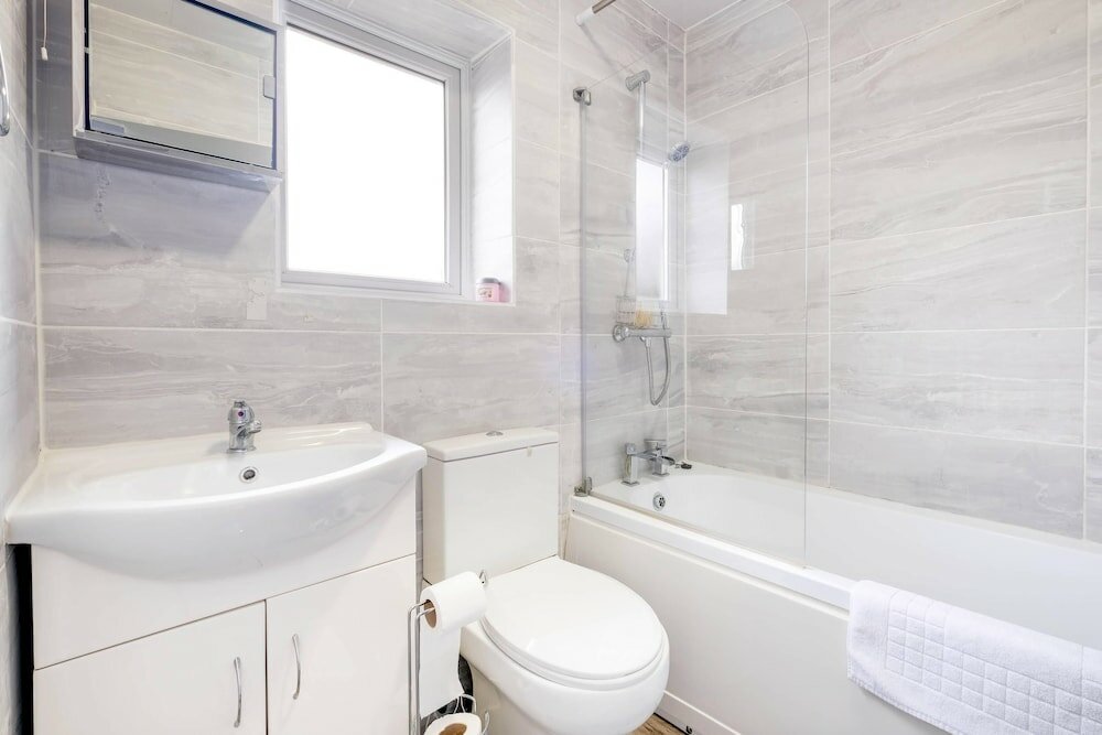 Фото 3 Bedroom House with Parking in Windsor