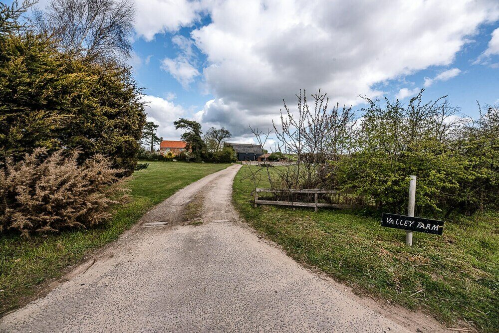 Фото Granary Cottage, Valley Farm Barns Snape
