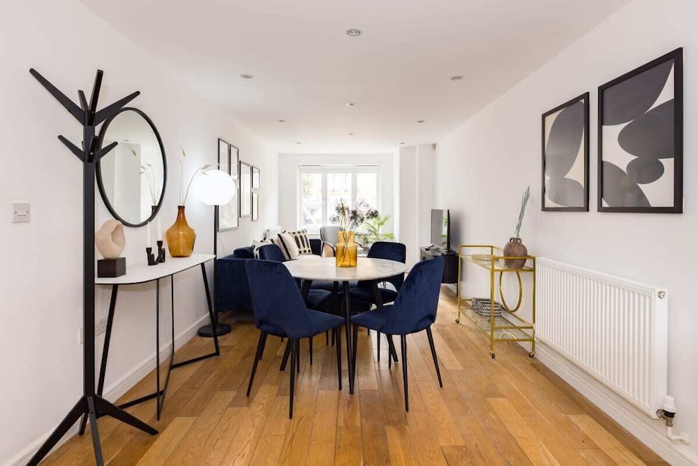 Фото The Walworth Hideout - Elegant 2bdr Flat