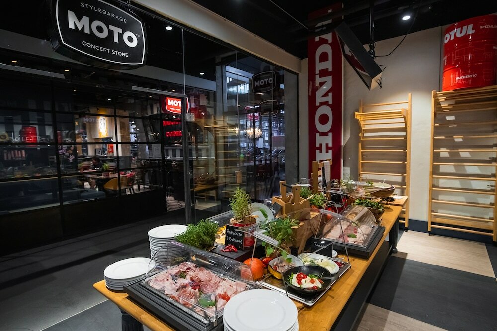 Фото V8 Hotel Köln