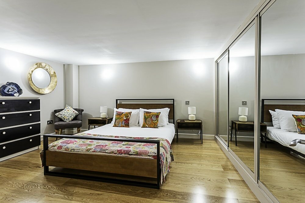 Фото Elegance in Westminster: Victoria Vibes Apartment