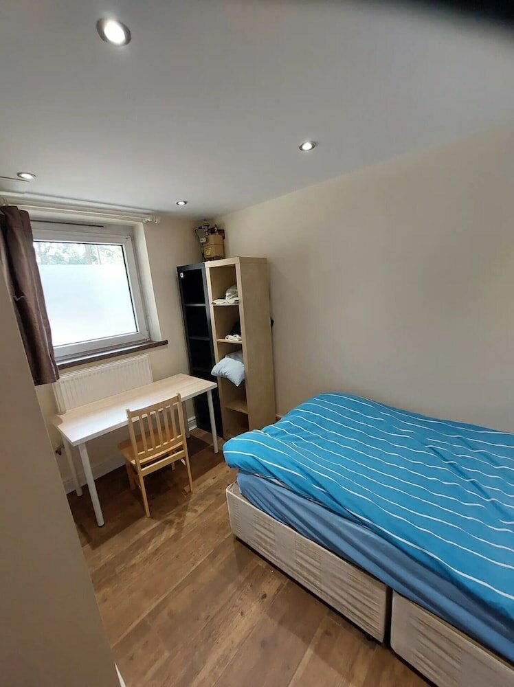 Фото Spacious 3 Bedroom Apartment Near Camden With Balcony