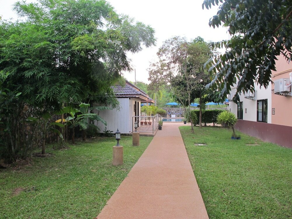 Фото Oyo Baan Tong Tong Pattaya Resort