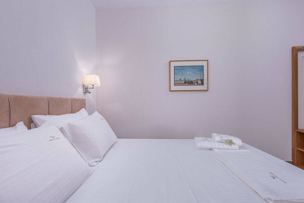 Фото Mint Retreat Suites